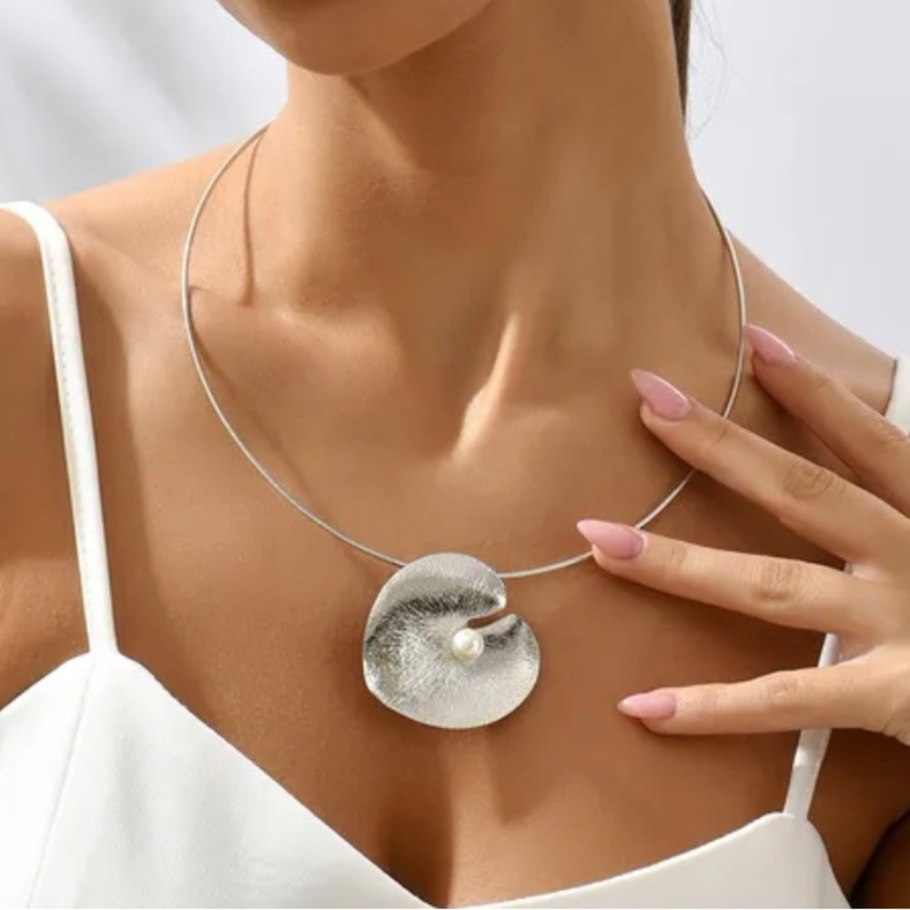 New rhodium plated, elegant heart with pearl choker. .